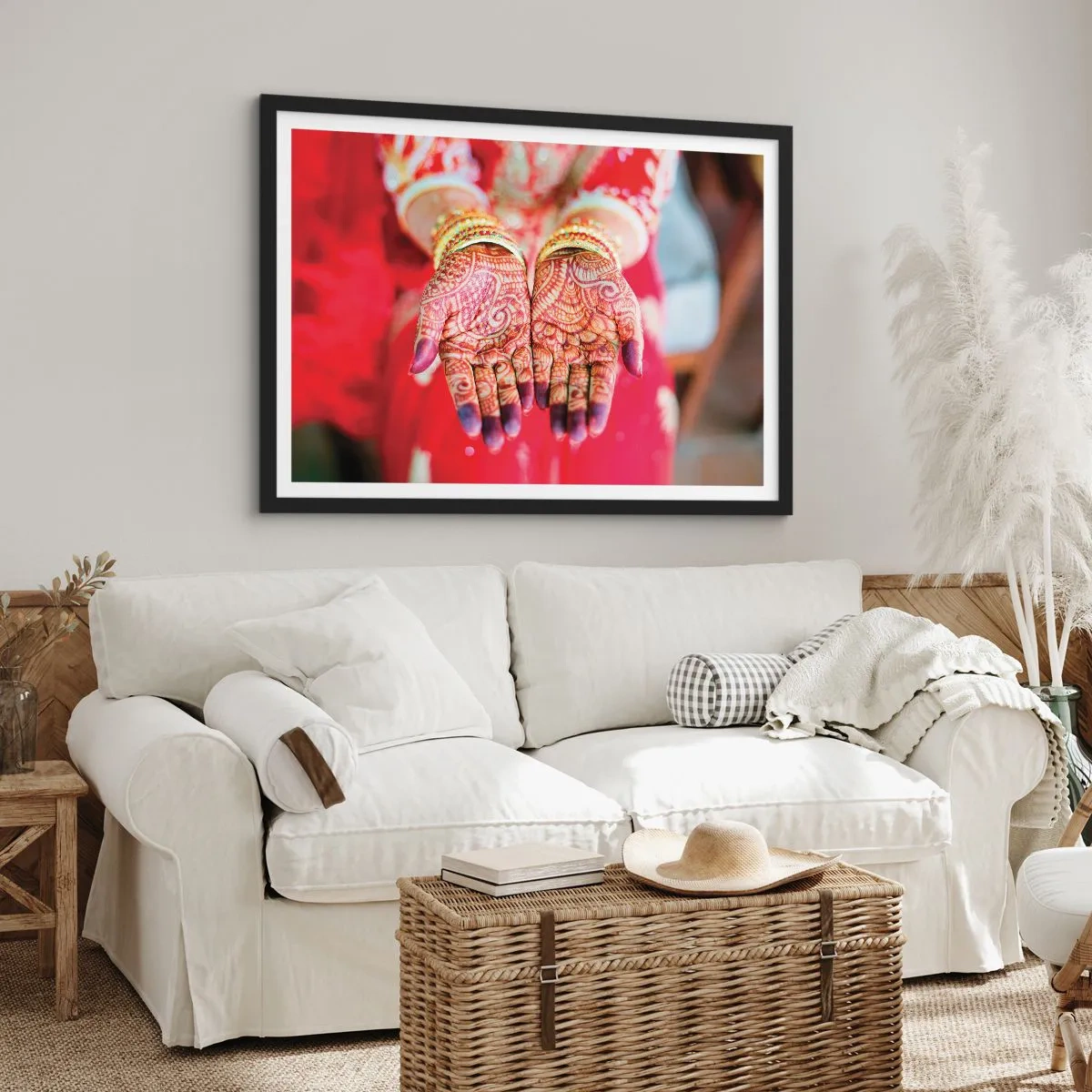 Poster in einem schwarzem Rahmen - Mit Henna verzierte Hände vor dem Hintergrund eines roten Kleides - 100x70cm - Bereit, das Glück zu fangen? - Moderne Wanddekoration für Wohnzimmer und Schlafzimmer ARTTOR