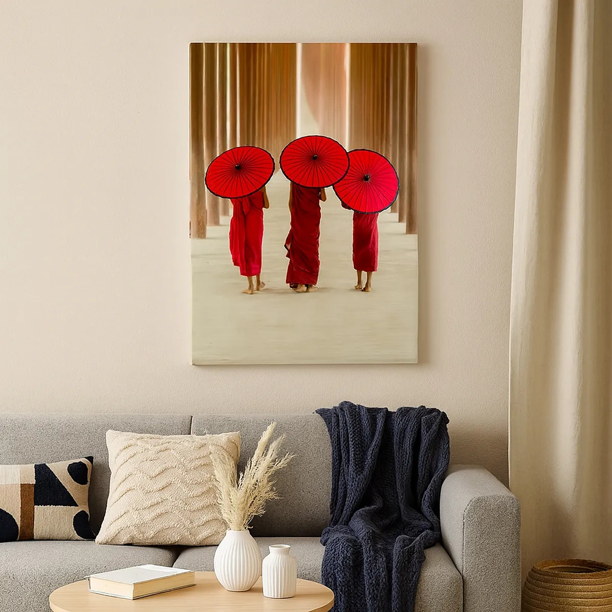 Bild auf Leinwand - Leinwandbild - Drei Mönche mit roten Regenschirmen in traditioneller Architektur - 50x70cm - Auf dem Weg ins Reine Land - Moderne Wanddekoration für Wohnzimmer und Schlafzimmer ARTTOR