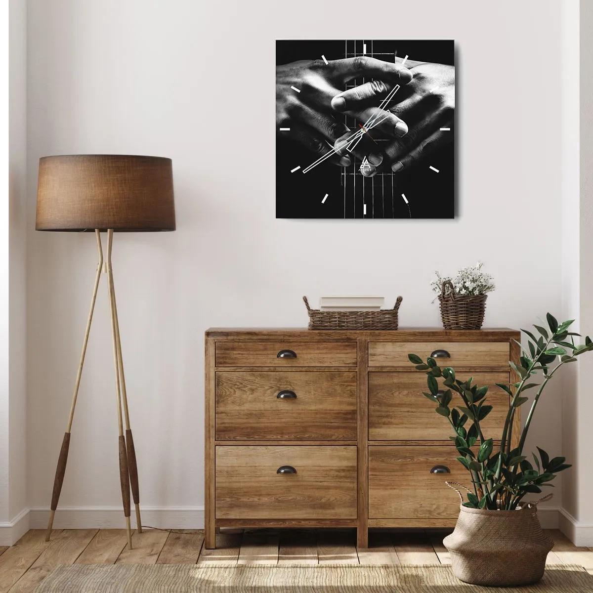 Wanduhr - Glasuhr - Hände auf einer Gitarre in einem monochromen Ton gefaltet - 30x30cm - Gebet des Künstlers - Moderne Wanddekoration für Wohnzimmer und Schlafzimmer ARTTOR