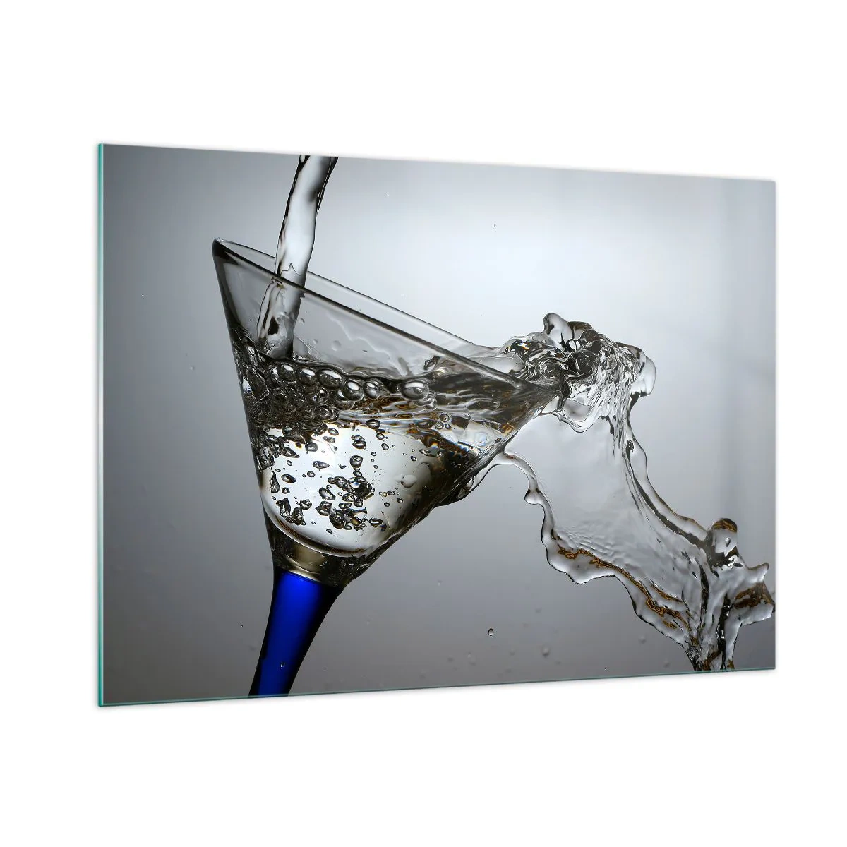 Glasbild - Bild auf glas - Wasser spritzt in ein Martiniglas - 100x70cm - Kristallwasser in Kristallglas - Moderne Wanddekoration für Wohnzimmer und Schlafzimmer ARTTOR