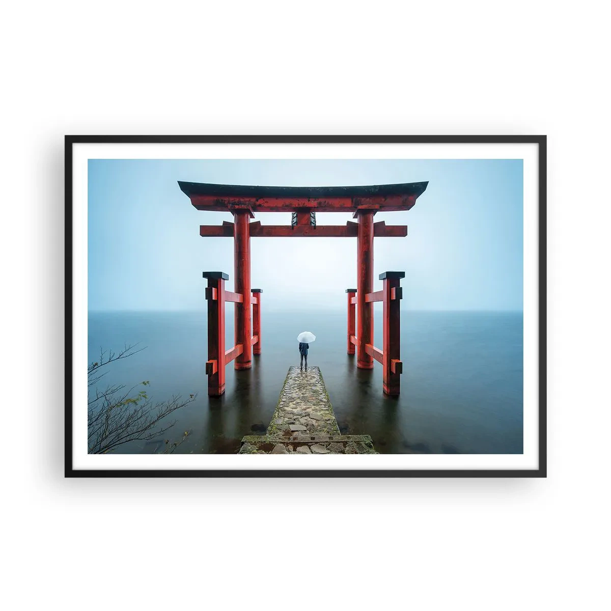 Poster in einem schwarzem Rahmen - Ein Torii-Tor mit Blick auf einen ruhigen See in Japan - 100x70cm - Japanische Träumerei - Moderne Wanddekoration für Wohnzimmer und Schlafzimmer ARTTOR