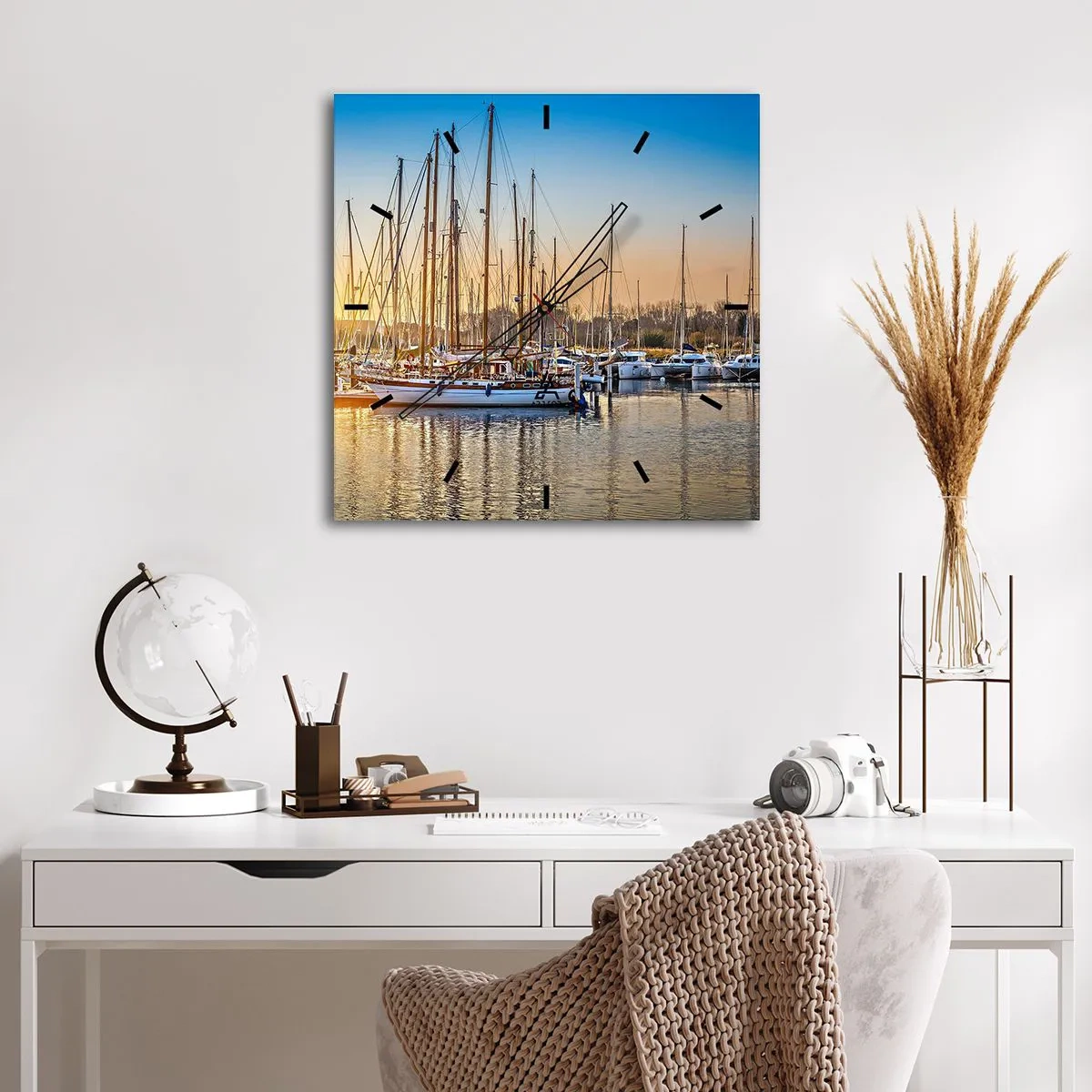 Wanduhr - Glasuhr - Sonnenuntergang über einem Yachthafen voller Segelboote - 30x30cm - Der Wind muss auch schlafen - Moderne Wanddekoration für Wohnzimmer und Schlafzimmer ARTTOR