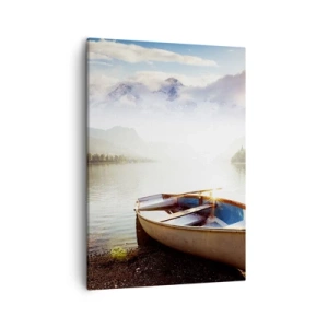 Bild auf Leinwand - Leinwandbild - Ein Boot am Ufer eines Sees mit Blick auf die Berge am Morgen - 50x70cm - Am tollen und klaren Wasser - Moderne Wanddekoration für Wohnzimmer und Schlafzimmer ARTTOR