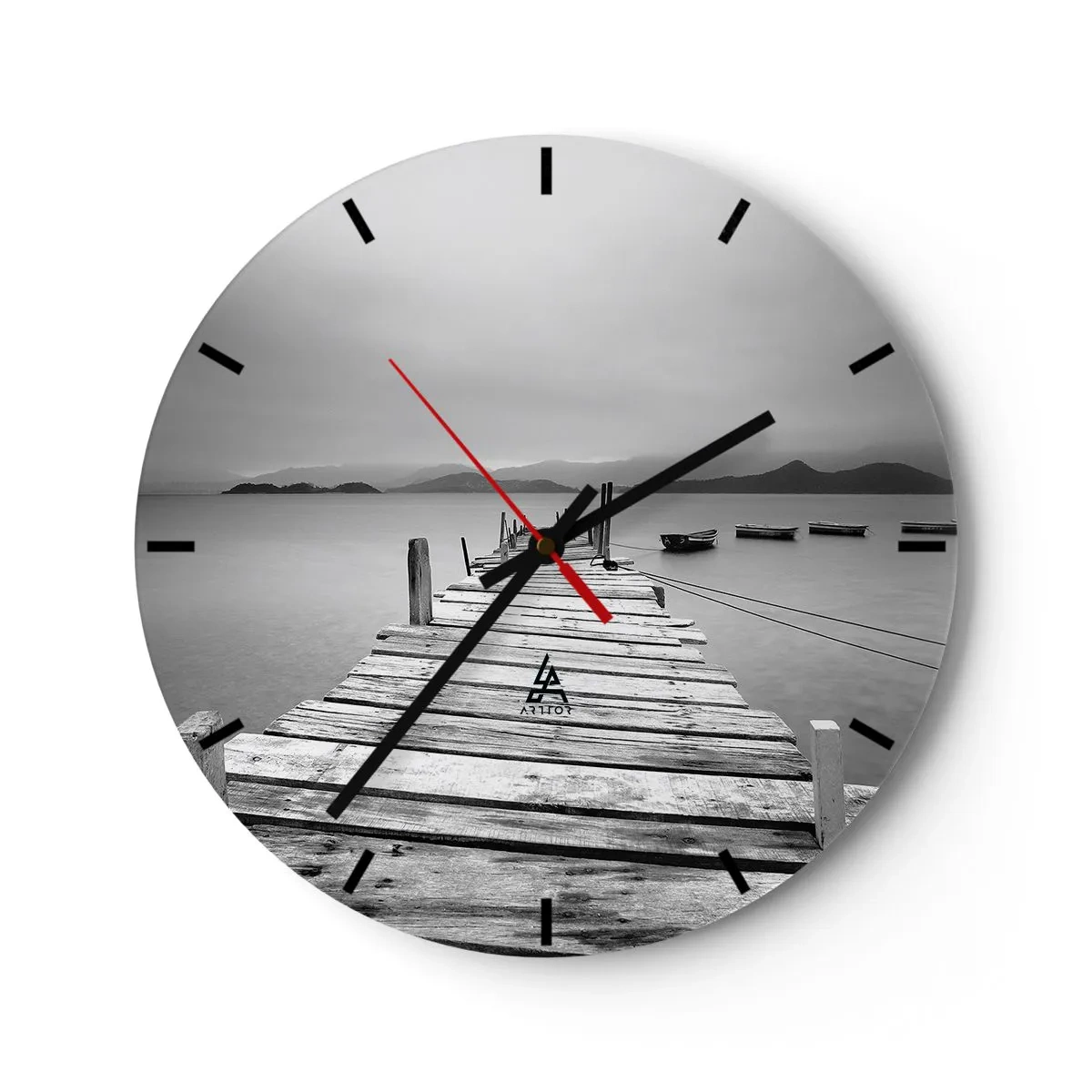 Wanduhr - Glasuhr - Ein Holzsteg über einem ruhigen See mit Bergen im Hintergrund - 30x30cm - Hinter den Bergen, jenseits der Meere - Moderne Wanddekoration für Wohnzimmer, Küche und Schlafzimmer ARTTOR