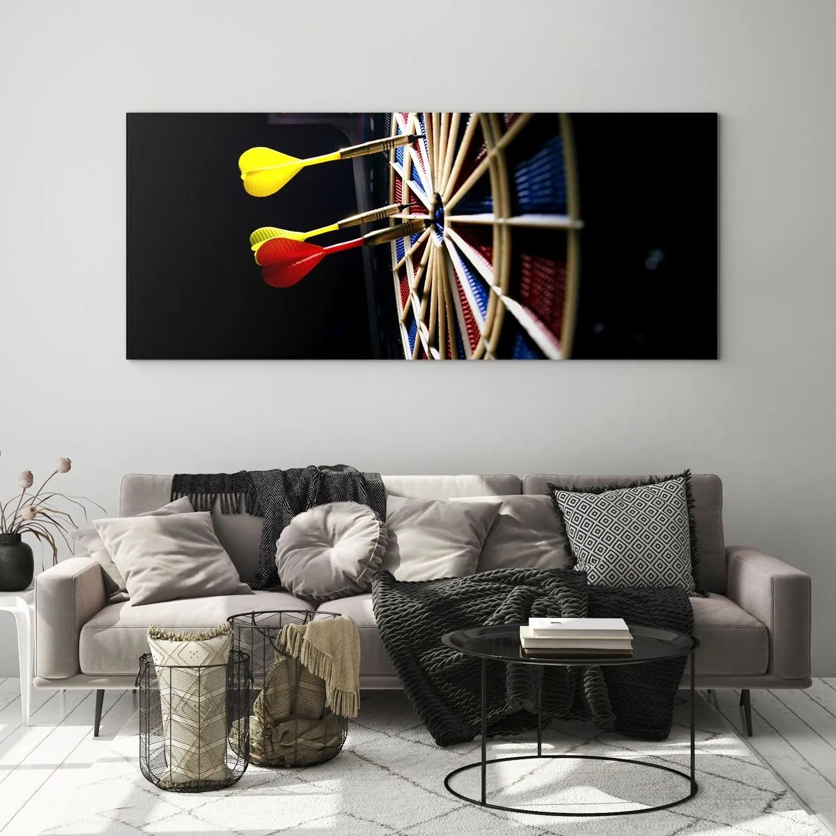 Glasbild - Bild auf glas - Eine Dartscheibe mit getroffenen Darts auf schwarzem Hintergrund - 160x50cm - Auf den Punkt gebracht - Moderne Wanddekoration für Wohnzimmer und Schlafzimmer ARTTOR