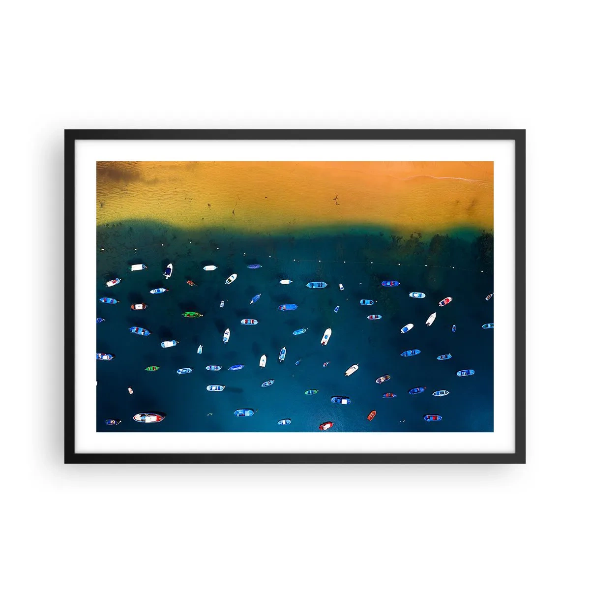 Poster in einem schwarzem Rahmen - Luftaufnahme von Booten auf dem Wasser und einem Sandstrand - 70x50cm - Feiertagsspiel - Moderne Wanddekoration für Wohnzimmer und Schlafzimmer ARTTOR