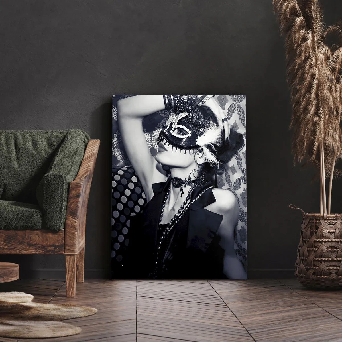 Bild auf Leinwand - Leinwandbild - Eine Frau mit einer venezianischen Maske vor einem Hintergrund aus kunstvollen Mustern. - 50x70cm - Dekorationen, Ornamente, Muster ... - Moderne Wanddekoration für Wohnzimmer und Schlafzimmer ARTTOR