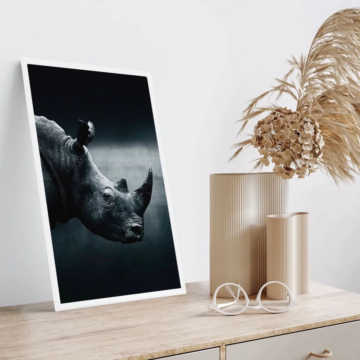 Poster - Schwarz-Weiß-Porträt eines Nashorns vor dunklem Hintergrund - 50x70cm - Richtiges Profil - Moderne Wanddekoration für Wohnzimmer und Schlafzimmer ARTTOR