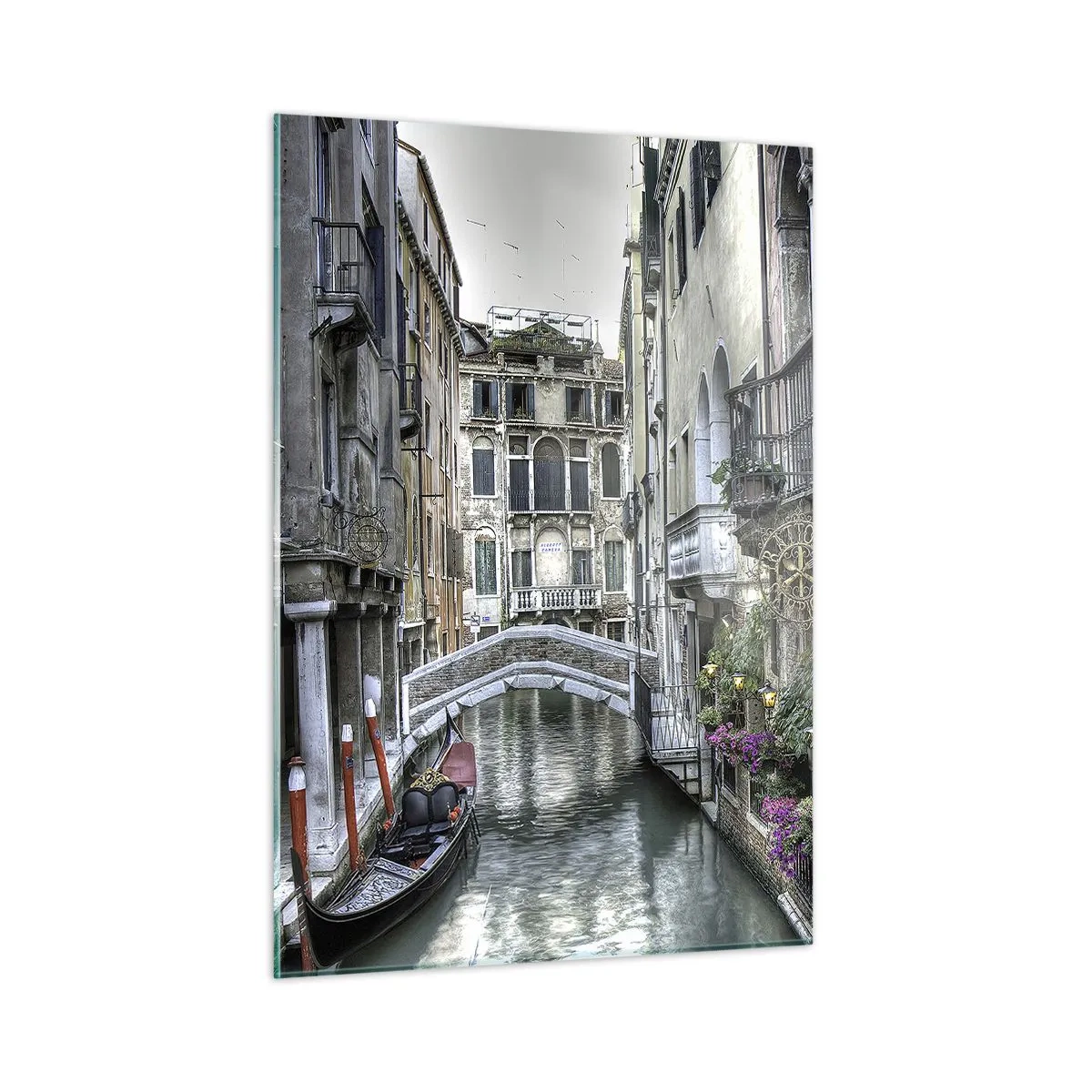 Glasbild - Bild auf glas - Romantischer Blick auf einen venezianischen Kanal mit einer Gondel - 50x70cm - Seit Jahrhunderten in stiller Besinnung - Moderne Wanddekoration für Wohnzimmer und Schlafzimmer ARTTOR