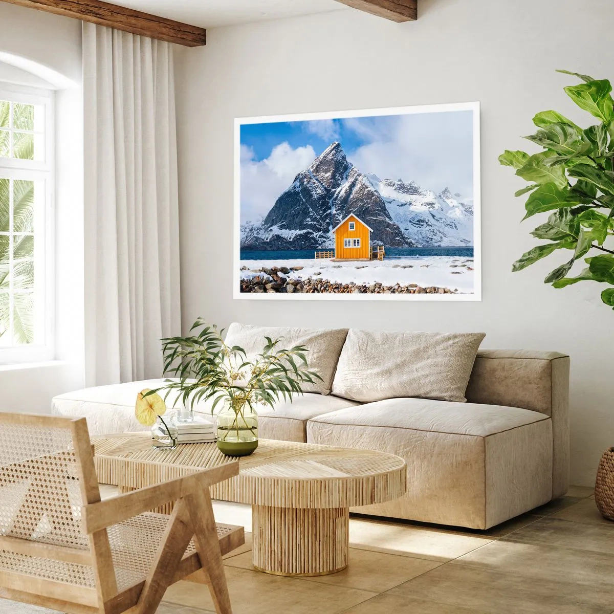 Poster - Ein gelbes Haus vor der Kulisse schneebedeckter Berge und des Meeres - 100x70cm - Skandinavische Feiertage - Moderne Wanddekoration für Wohnzimmer und Schlafzimmer ARTTOR
