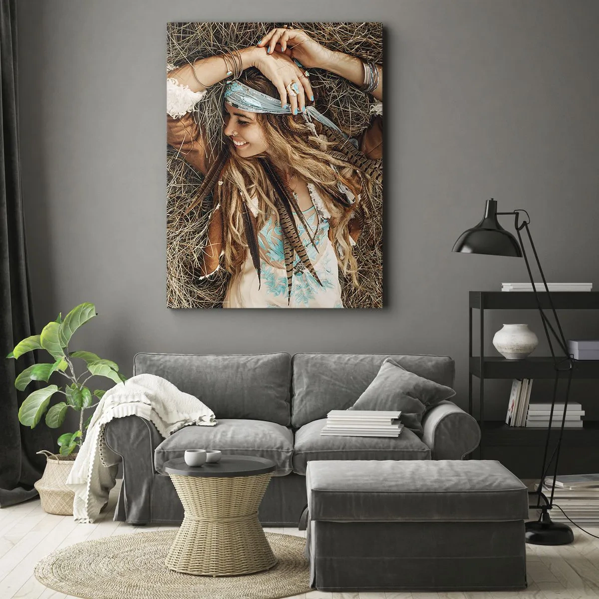 Bild auf Leinwand - Leinwandbild - Frau im Boho-Stil liegt auf Heu - 70x100cm - Auf dem Weg in den Sommer der Liebe - Moderne Wanddekoration für Wohnzimmer und Schlafzimmer ARTTOR
