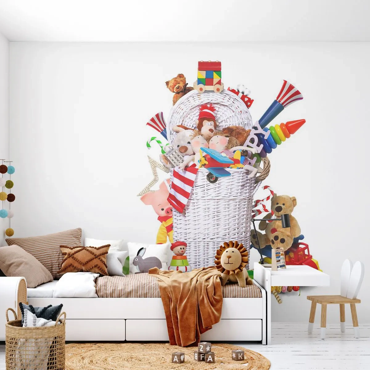 Fototapete Premium Sand - Ein Korb voller bunter Spielsachen auf weißem Hintergrund - 100x70cm - Schätze für Kleinkinder - Moderne Wanddekoration für Wohnzimmer und Schlafzimmer ARTTOR
