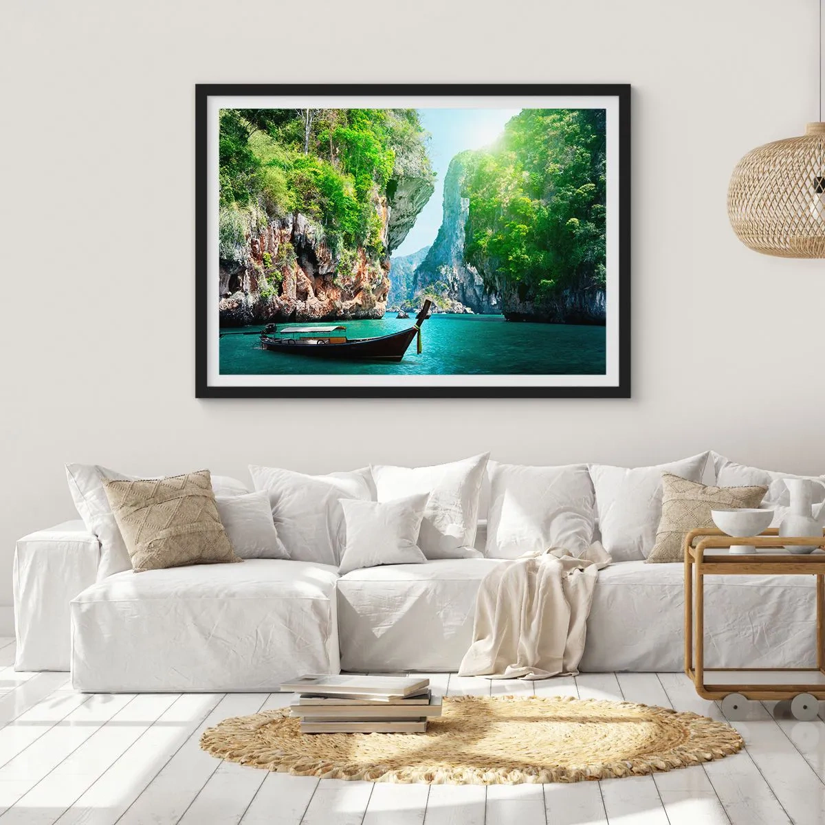 Poster in einem schwarzem Rahmen - Ein traditionelles Boot vor der Kulisse tropischer Klippen und türkisfarbenem Wasser - 70x50cm - Eine Einladung zu einer exotischen Reise - Moderne Wanddekoration für Wohnzimmer und Schlafzimmer ARTTOR