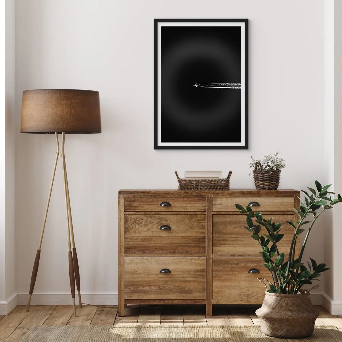 Poster in einem schwarzem Rahmen - Ein Flugzeug fliegt vor einem schwarzen Hintergrund und hinterlässt Kondensstreifen. - 50x70cm - In eine andere Dimension - Moderne Wanddekoration für Wohnzimmer und Schlafzimmer ARTTOR