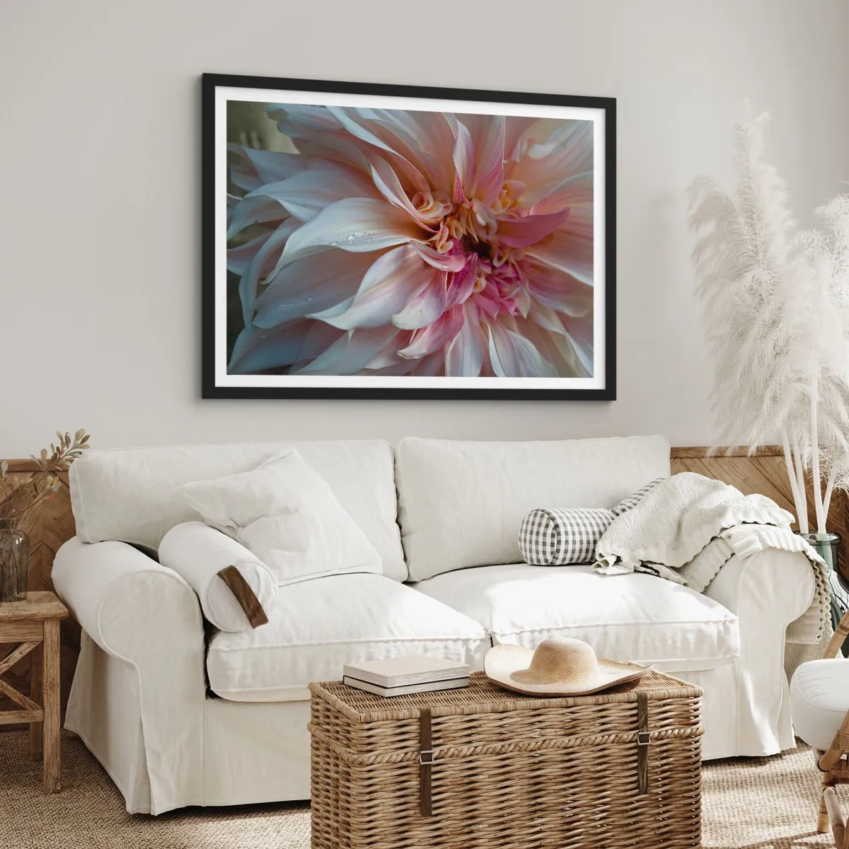 Poster in einem schwarzem Rahmen - Nahaufnahme von zarten rosa Blütenblättern mit Wassertropfen - 70x50cm - Blühende Frische - Moderne Wanddekoration für Wohnzimmer und Schlafzimmer ARTTOR