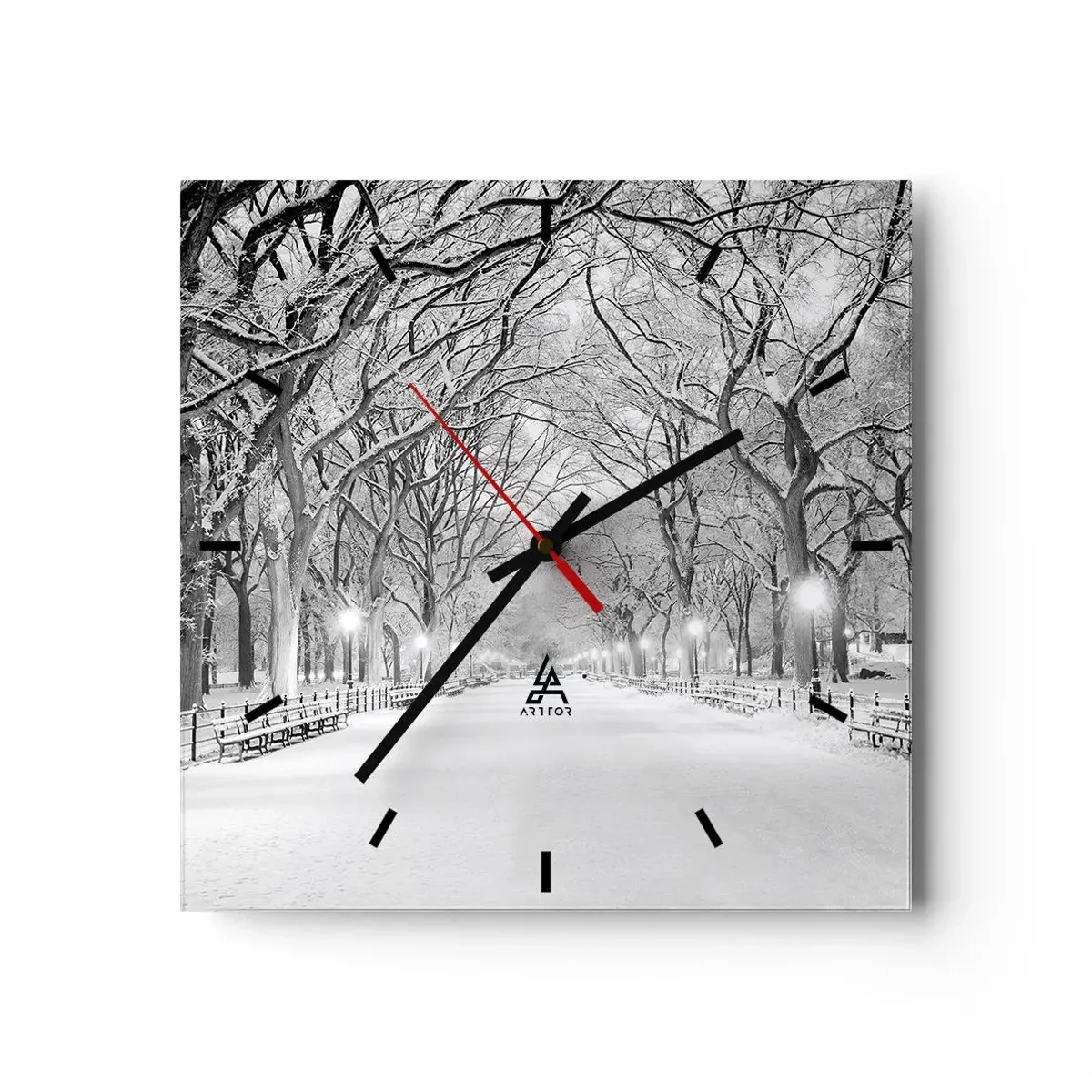 Wanduhr - Glasuhr - Eine Winterallee mit schneebedeckten Bäumen in Monochrom - 30x30cm - Vier Jahreszeiten - Winter - Moderne Wanddekoration für Wohnzimmer und Schlafzimmer ARTTOR
