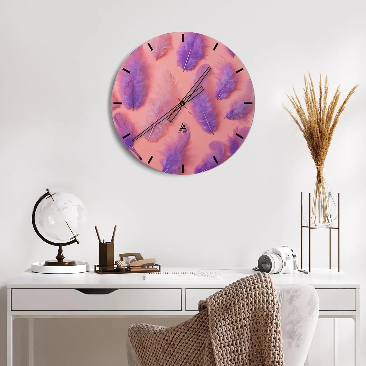 Wanduhr - Glasuhr - Lila Federn auf rosa Hintergrund - 30x30cm - Lila Vogel der Begierde - Moderne Wanddekoration für Wohnzimmer, Küche und Schlafzimmer ARTTOR