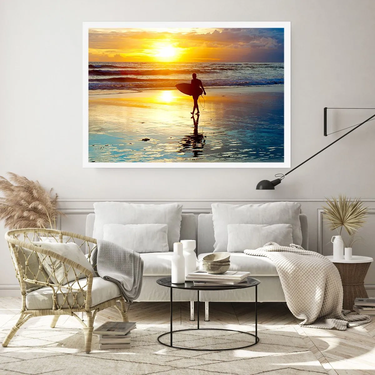 Poster - Ein Surfer geht bei Sonnenuntergang mit einem Brett in der Hand am Strand spazieren. - 100x70cm - Die Rückkehr des Kriegers - Moderne Wanddekoration für Wohnzimmer und Schlafzimmer ARTTOR