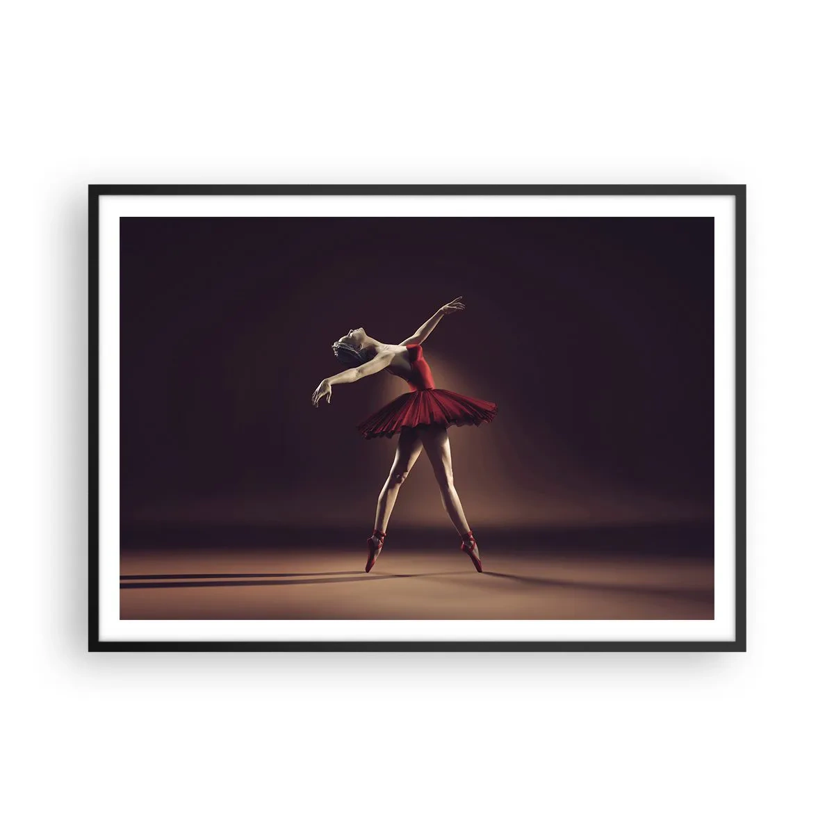 Poster in einem schwarzem Rahmen - Eine Balletttänzerin in einem roten Kleid vor dem Hintergrund einer Bühne - 100x70cm - Eine Primaballerina - Moderne Wanddekoration für Wohnzimmer und Schlafzimmer ARTTOR