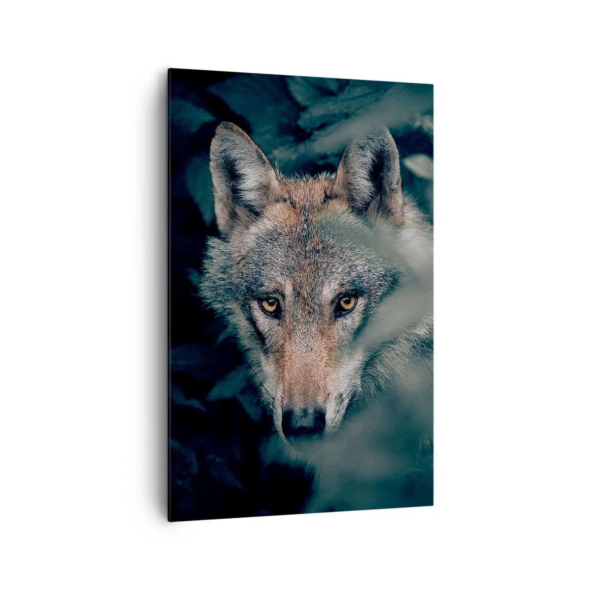 Bild auf Leinwand - Leinwandbild - Ein Wolf in seiner natürlichen Umgebung, der aus den Tiefen des Waldes hervorschaut. - 80x120cm - Jäger - Moderne Wanddekoration für Wohnzimmer und Schlafzimmer ARTTOR
