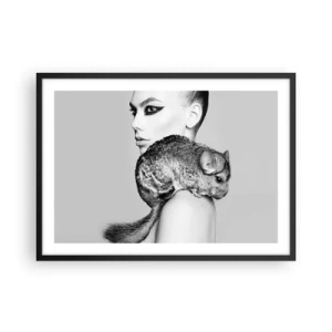 Poster in einem schwarzem Rahmen - Stilisierte Frau mit einem Chinchilla in einer eleganten Schwarz-Weiß-Komposition - 70x50cm - Dame mit einem Chinchilla - Moderne Wanddekoration für Wohnzimmer und Schlafzimmer ARTTOR