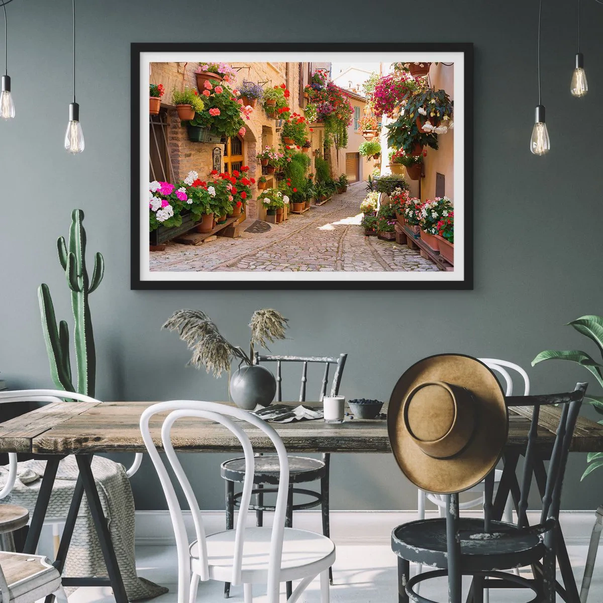 Poster in einem schwarzem Rahmen - Eine Straße mit Topfblumen und Steinmauern - 70x50cm - In der Flut Blumen - Moderne Wanddekoration für Wohnzimmer und Schlafzimmer ARTTOR
