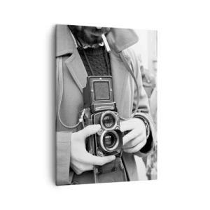 Bild auf Leinwand - Leinwandbild - Schwarz-Weiß-Foto eines Mannes mit einer Retro-Kamera - 50x70cm - Retro-Stil - Moderne Wanddekoration für Wohnzimmer und Schlafzimmer ARTTOR