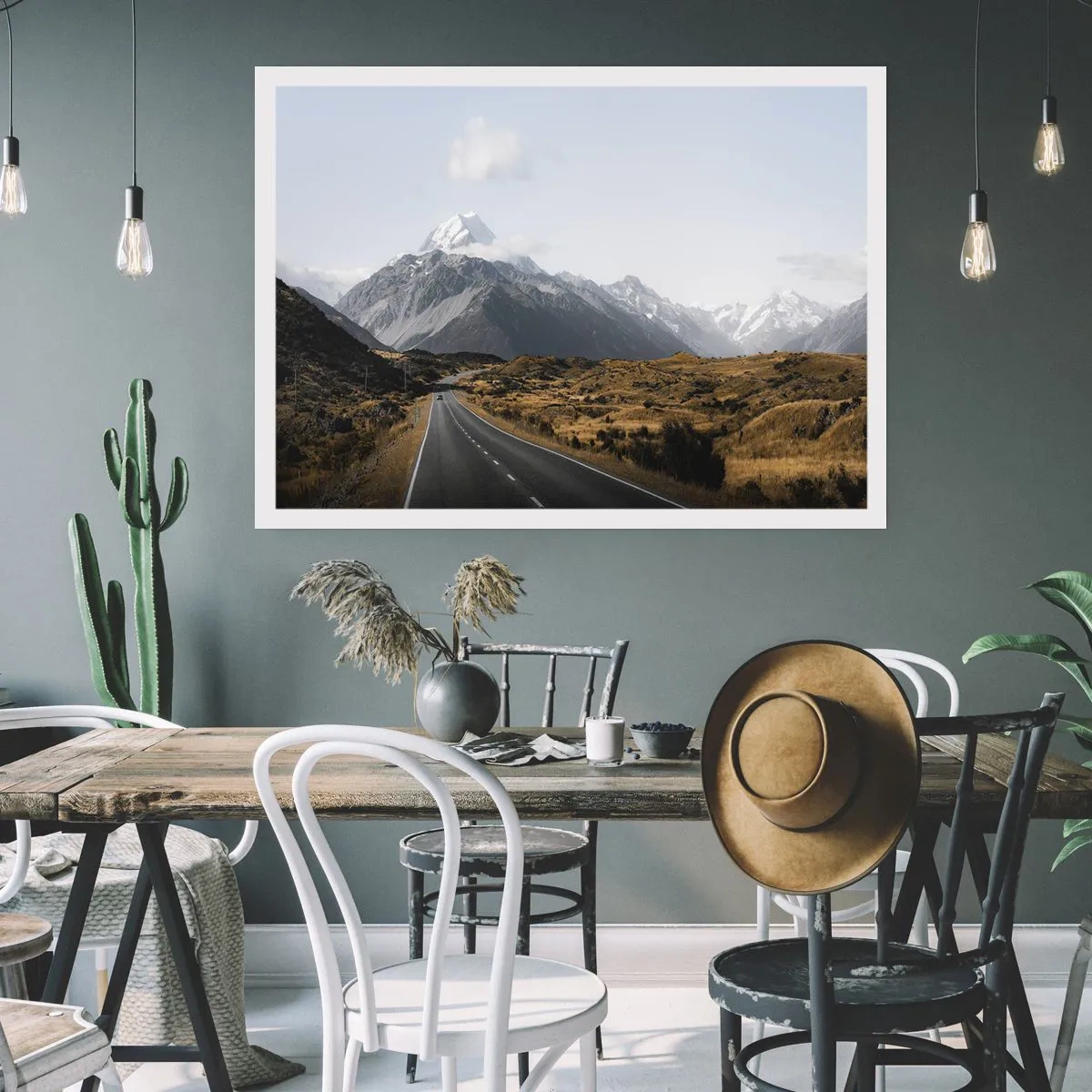 Poster - Eine Straße in den Bergen, umgeben von einer malerischen Landschaft - 100x70cm - Der Weg ins Herz der Berge - Moderne Wanddekoration für Wohnzimmer und Schlafzimmer ARTTOR