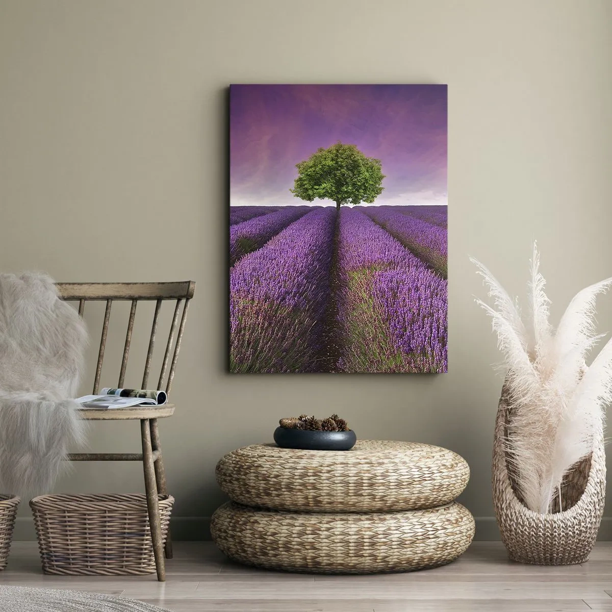 Bild auf Leinwand - Leinwandbild - Ein Lavendelfeld mit einem einsamen Baum und einem violetten Himmel - 80x120cm - Auf Lavendelfeldern - Moderne Wanddekoration für Wohnzimmer und Schlafzimmer ARTTOR