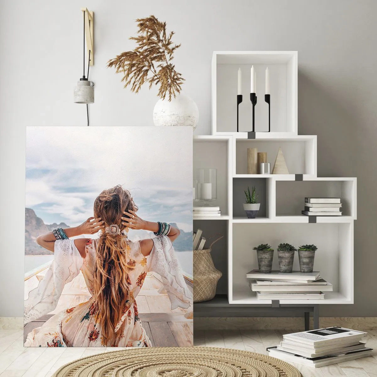 Glasbild - Bild auf glas - Eine Frau auf einem Boot blickt auf die Berge und den See. - 50x70cm - Auf dem Weg zum Glück - Moderne Wanddekoration für Wohnzimmer und Schlafzimmer ARTTOR