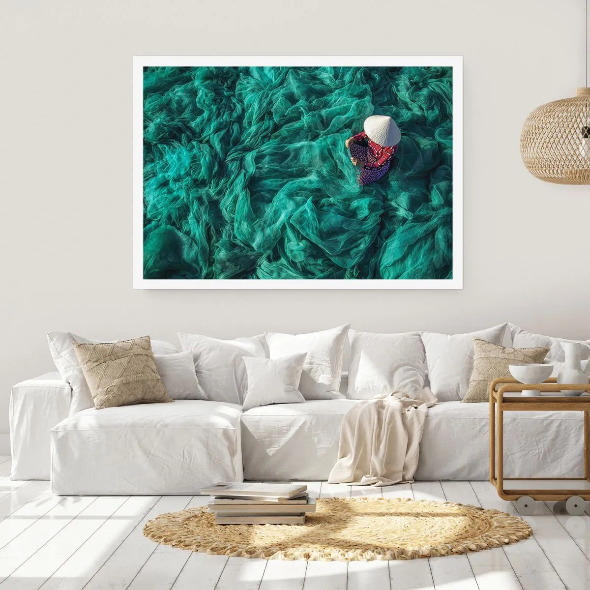 Poster - Eine Person mit Hut zwischen grünen Fischernetzen - 100x70cm - In einem Meer aus Netzen - Moderne Wanddekoration für Wohnzimmer und Schlafzimmer ARTTOR