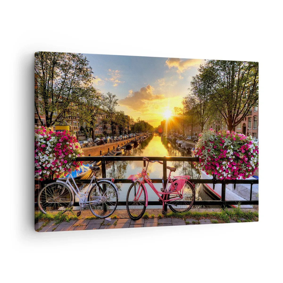 Bild auf Leinwand - Leinwandbild - Fahrräder auf einer Brücke im Schein der untergehenden Sonne - 70x50cm - Frühlingsmorgen in Amsterdam - Moderne Wanddekoration für Wohnzimmer und Schlafzimmer ARTTOR