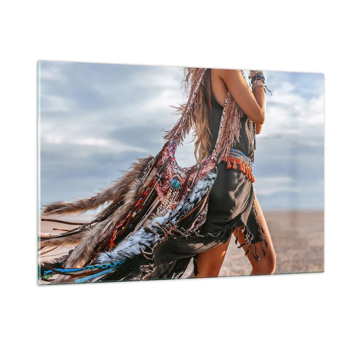 Glasbild - Bild auf glas - Frau im Boho-Stil mit Federn und Dekorationen vor einem Wüstenhintergrund - 120x80cm - Das Mädchen des Schamanen - Moderne Wanddekoration für Wohnzimmer und Schlafzimmer ARTTOR