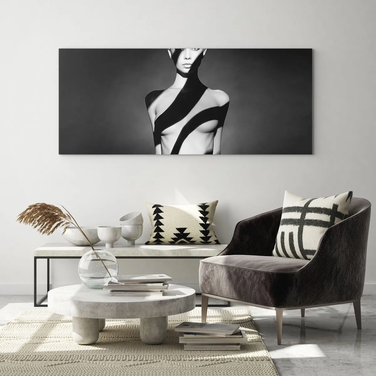 Glasbild - Bild auf glas - Schwarz-Weiß-Porträt einer Frau in Licht und Schatten - 140x50cm - In Glanz und Schatten - Moderne Wanddekoration für Wohnzimmer und Schlafzimmer ARTTOR