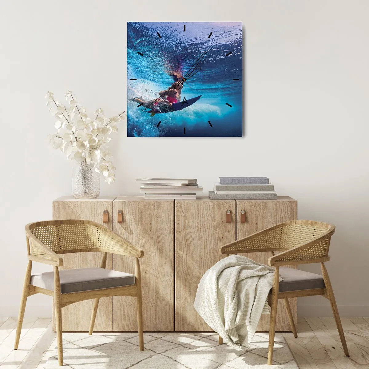 Wanduhr - Glasuhr - Ein Surfer unter Wasser in einer dynamischen Komposition in Blautönen. - 30x30cm - Tiefe der Freude - Moderne Wanddekoration für Wohnzimmer und Schlafzimmer ARTTOR