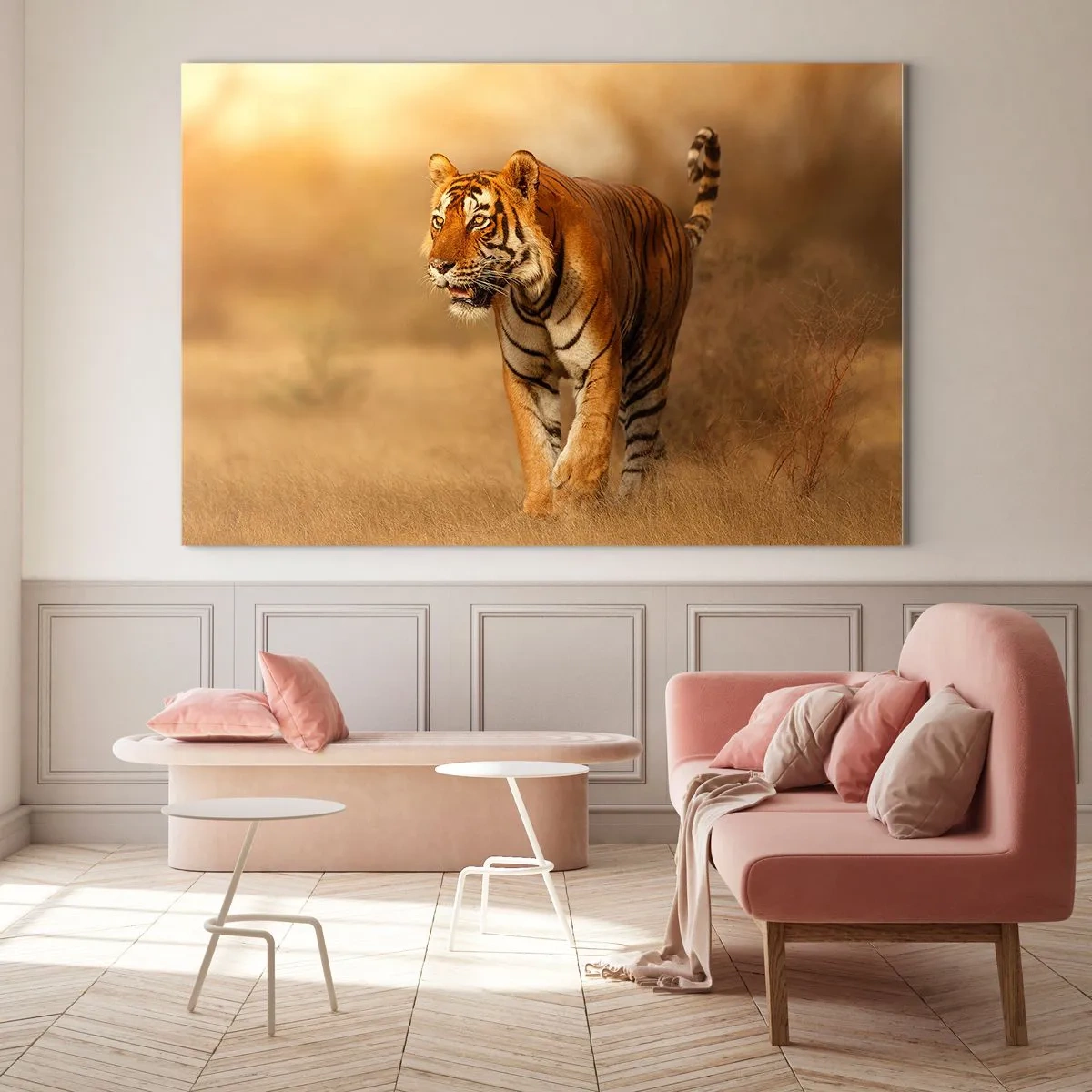 Glasbild - Bild auf glas - Tiger im goldenen Licht vor dem Hintergrund einer trockenen Savanne - 70x50cm - Vor dem Angriff - Moderne Wanddekoration für Wohnzimmer und Schlafzimmer ARTTOR