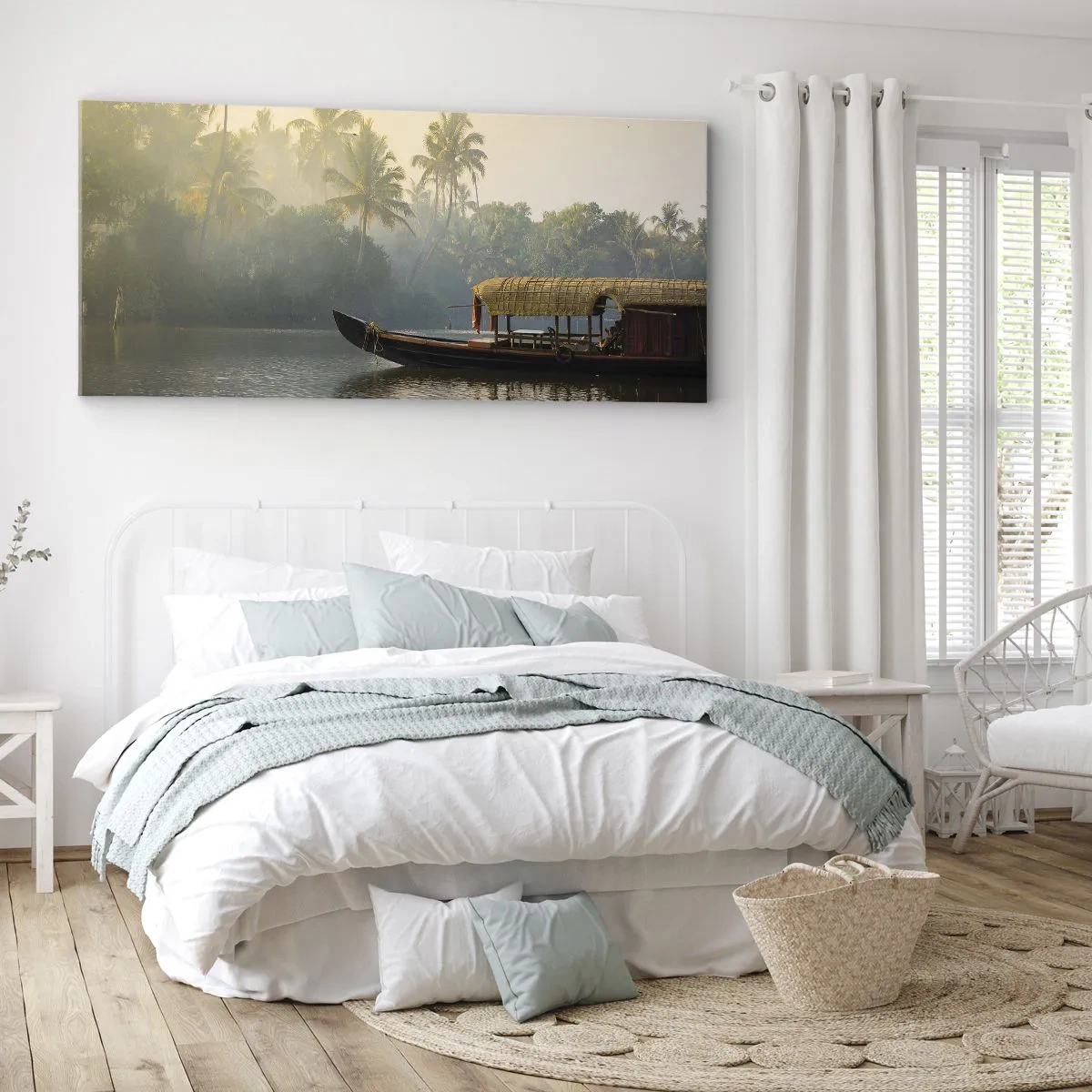Bild auf Leinwand - Leinwandbild - Ein traditionelles Boot auf einem ruhigen Fluss zwischen Palmen - 140x50cm - Haus am Fluss - Moderne Wanddekoration für Wohnzimmer und Schlafzimmer ARTTOR