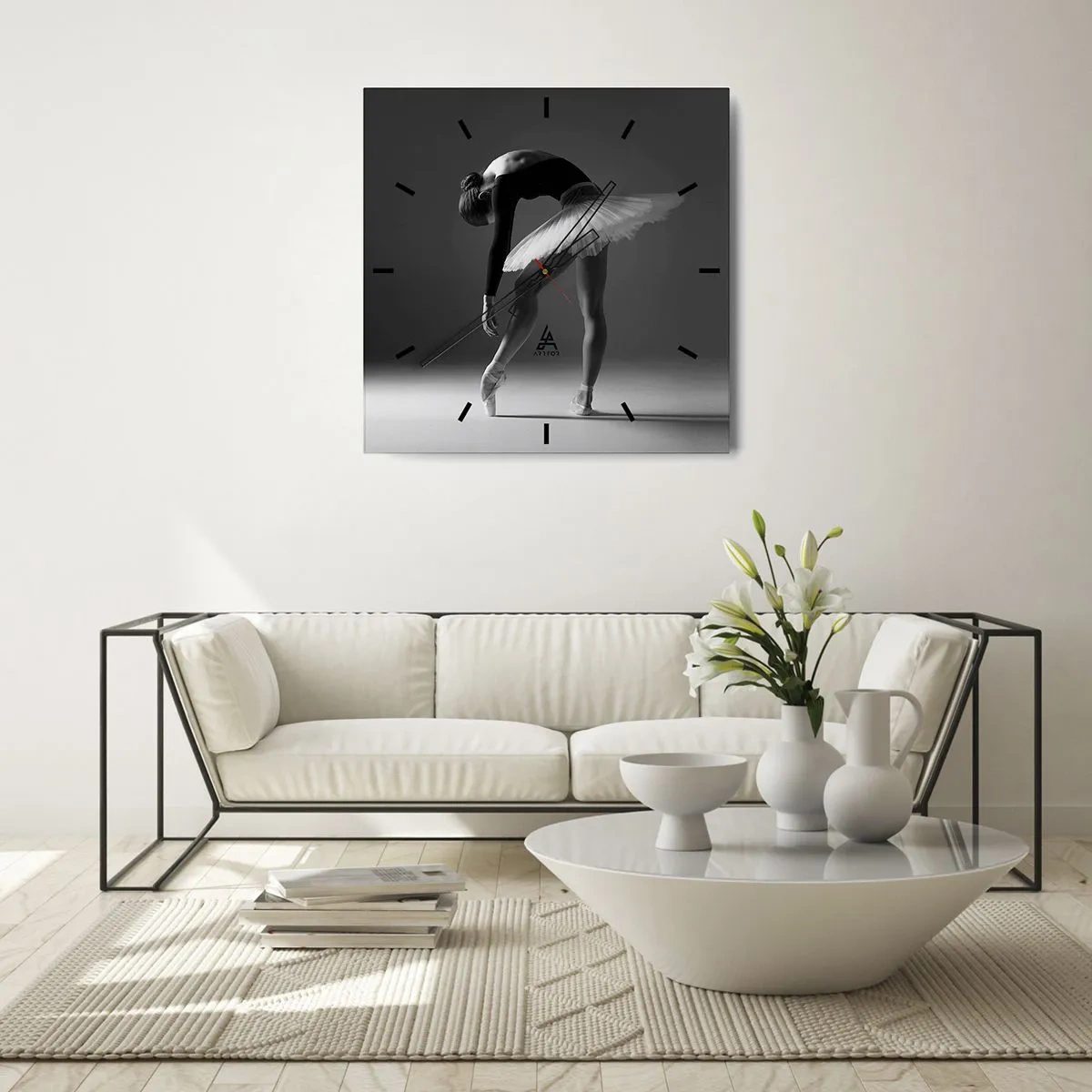 Wanduhr - Glasuhr - Eine Ballerina in eleganter Pose vor schwarz-weißem Hintergrund - 30x30cm - Bella Ballerina - Moderne Wanddekoration für Wohnzimmer und Schlafzimmer ARTTOR