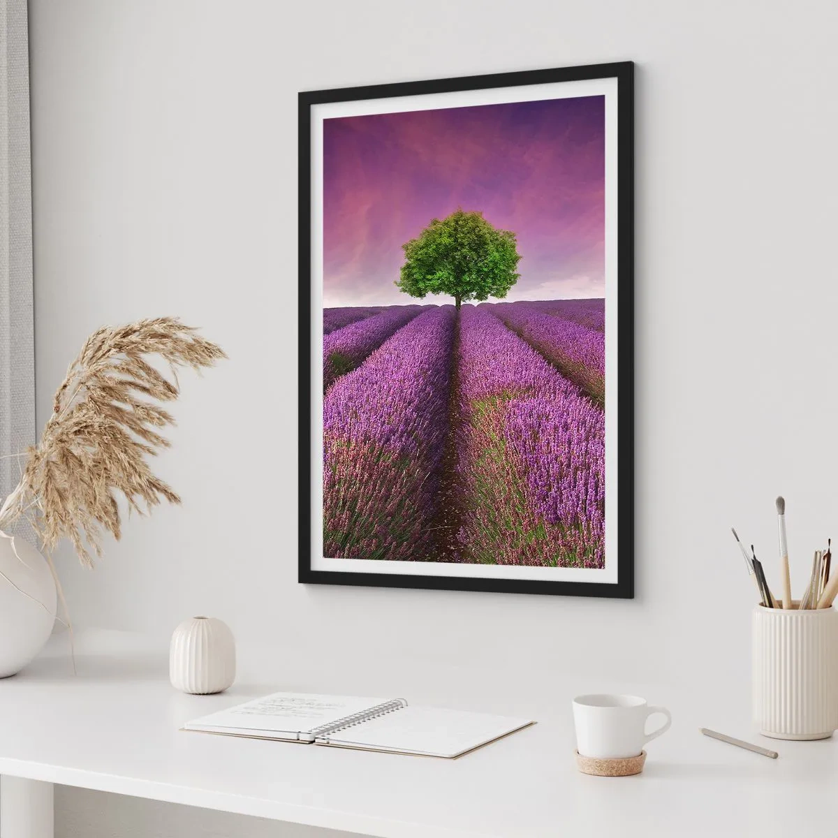 Poster in einem schwarzem Rahmen - Ein Lavendelfeld mit einem einsamen Baum vor einem violetten Himmel - 50x70cm - Auf Lavendelfeldern - Moderne Wanddekoration für Wohnzimmer und Schlafzimmer ARTTOR