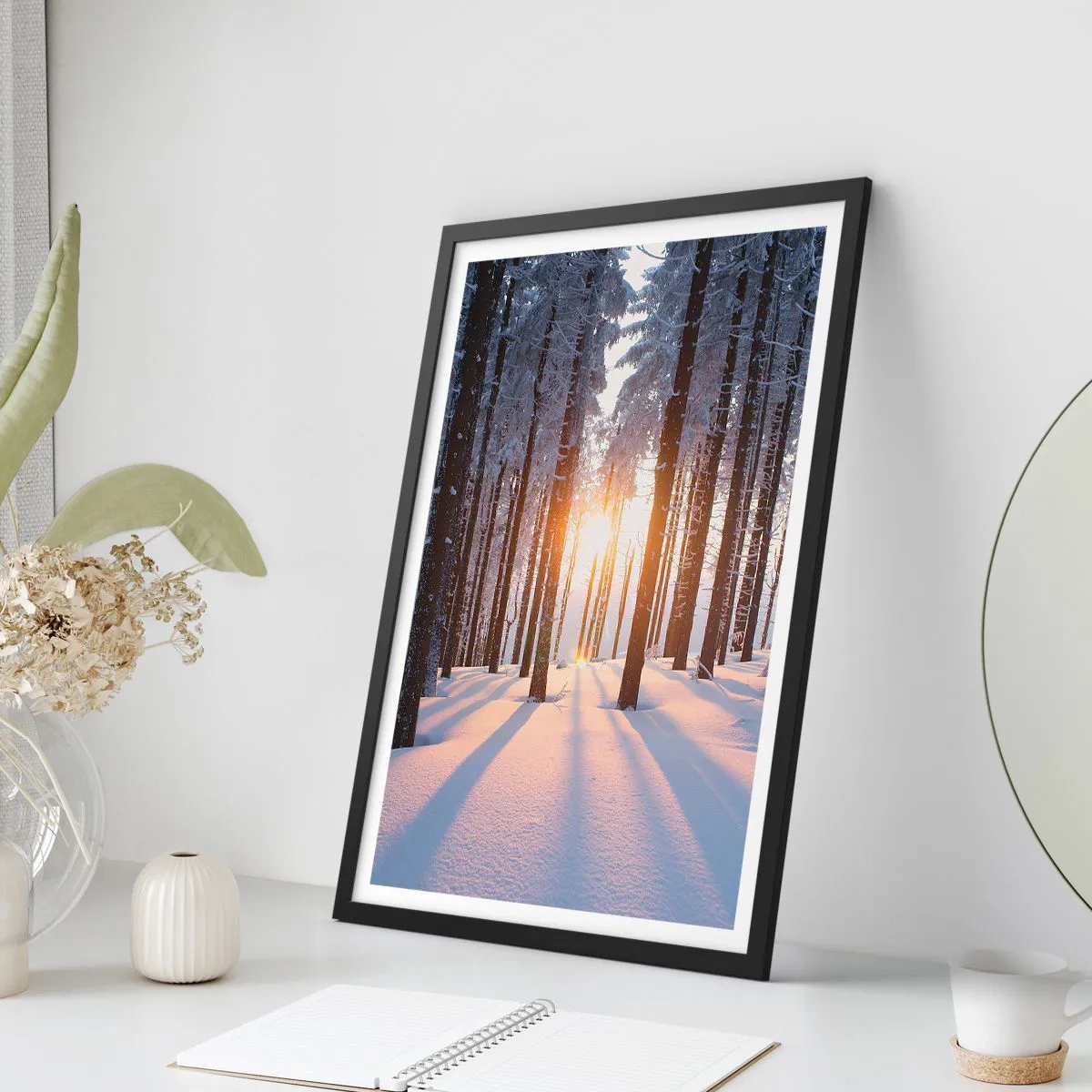 Poster in einem schwarzem Rahmen - Winterwald mit Sonnenstrahlen, die durch die Bäume scheinen - 50x70cm - Ganz klar schwarz auf weiß - Moderne Wanddekoration für Wohnzimmer und Schlafzimmer ARTTOR