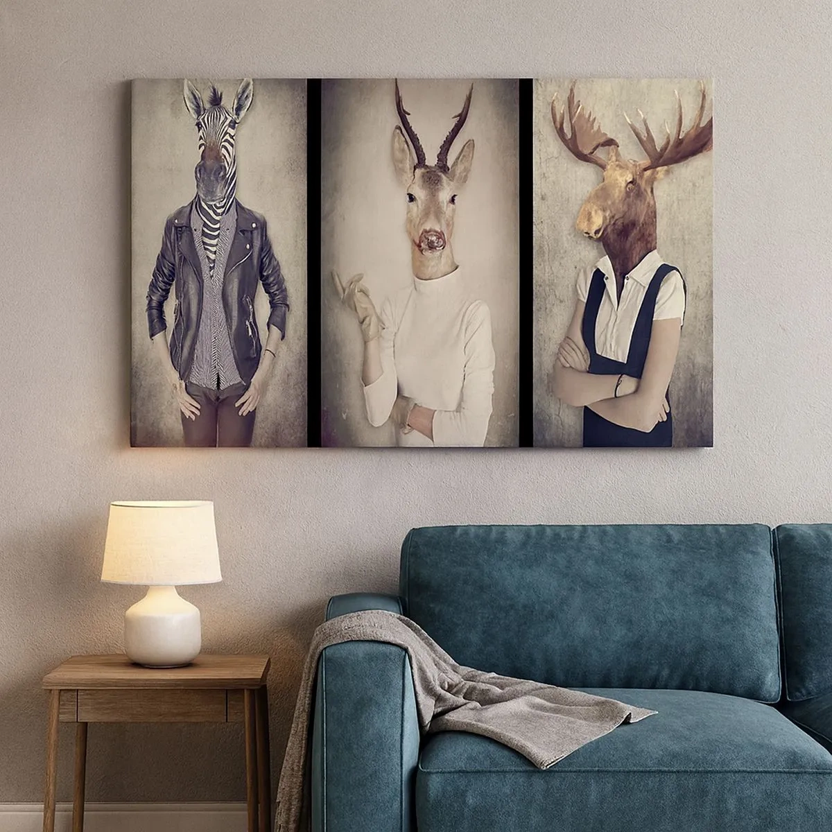 Bild auf Leinwand - Leinwandbild - Ein Triptychon mit Tierfiguren in Menschenkleidung vor künstlerischem Hintergrund - 70x50cm - Lass die Gesten sprechen - Moderne Wanddekoration für Wohnzimmer und Schlafzimmer ARTTOR