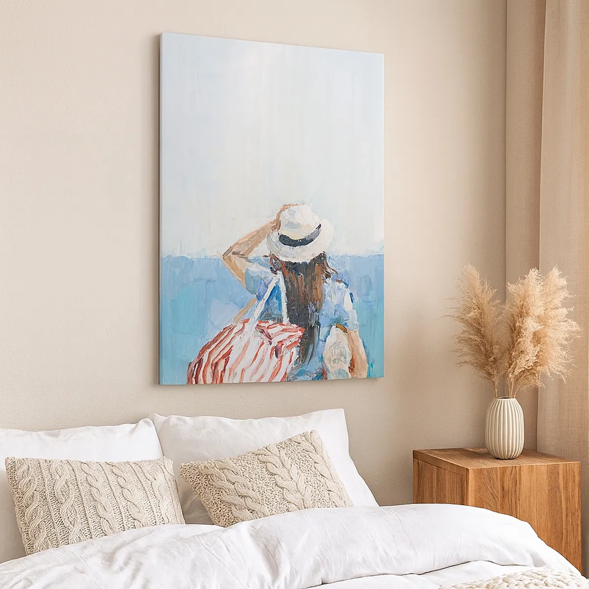 Bild auf Leinwand - Leinwandbild - Eine Frau mit Hut vor dem blauen Meer - 50x70cm - Willkommen in den Sommerferien - Moderne Wanddekoration für Wohnzimmer und Schlafzimmer ARTTOR