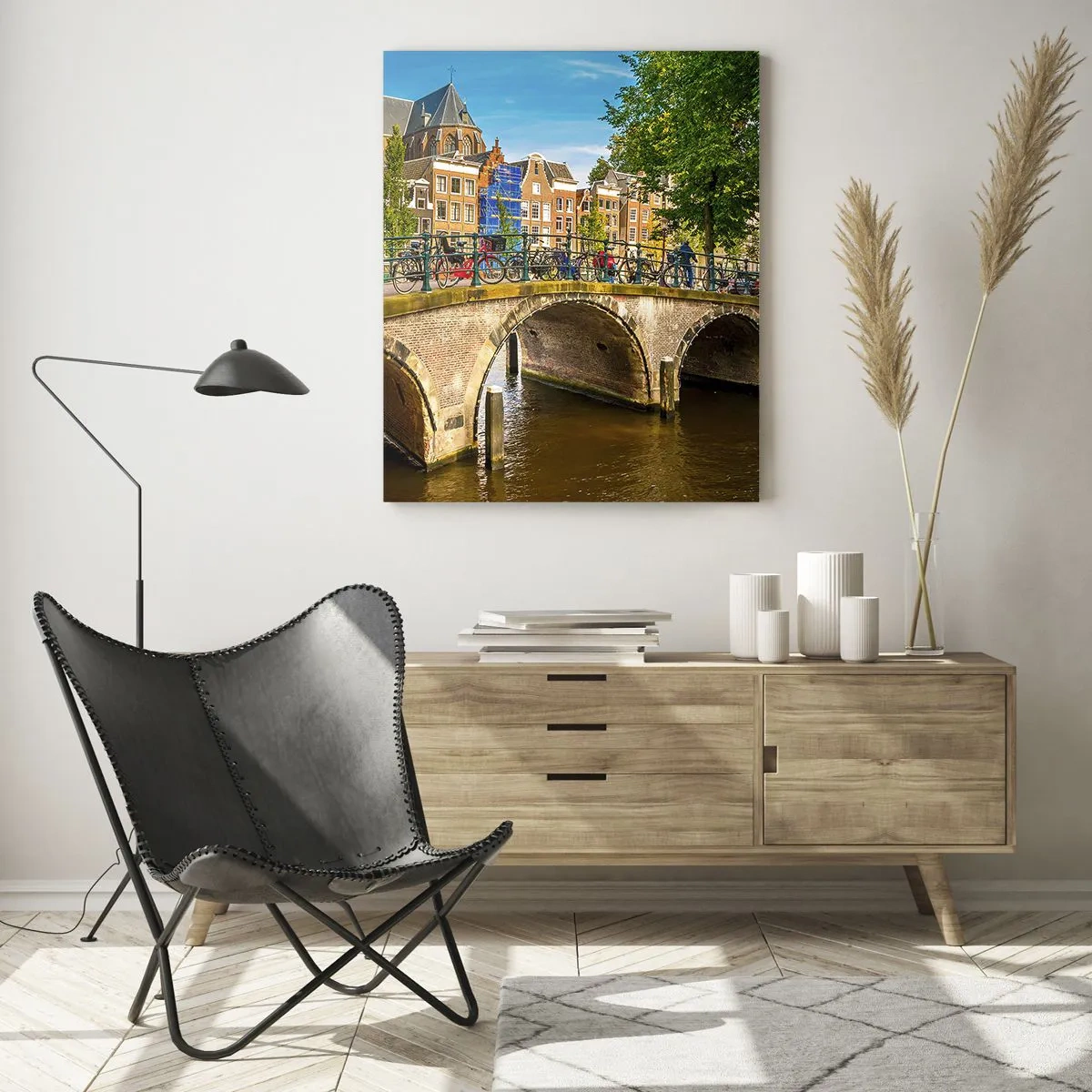 Glasbild - Bild auf glas - Eine Brücke über einen Kanal, umgeben von historischer Architektur und Grün - 50x70cm - Frühling am Kanal - Moderne Wanddekoration für Wohnzimmer und Schlafzimmer ARTTOR