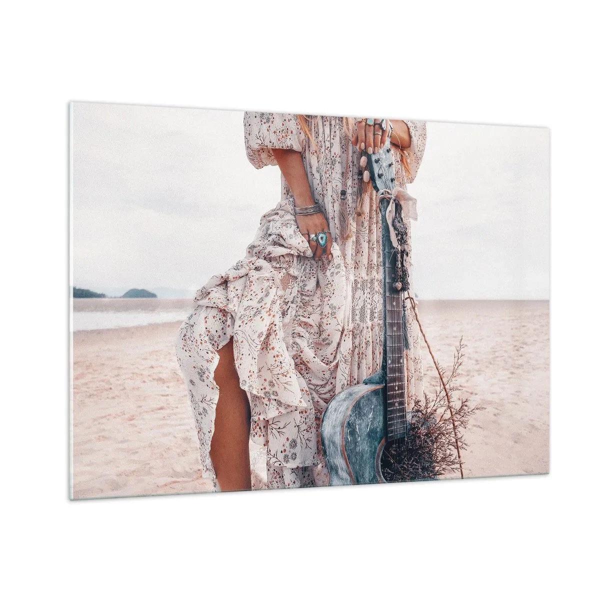 Glasbild - Bild auf glas - Frau im Boho-Stil mit Gitarre am leeren Strand - 100x70cm - Kinderblumen auf dem Weg - Moderne Wanddekoration für Wohnzimmer und Schlafzimmer ARTTOR