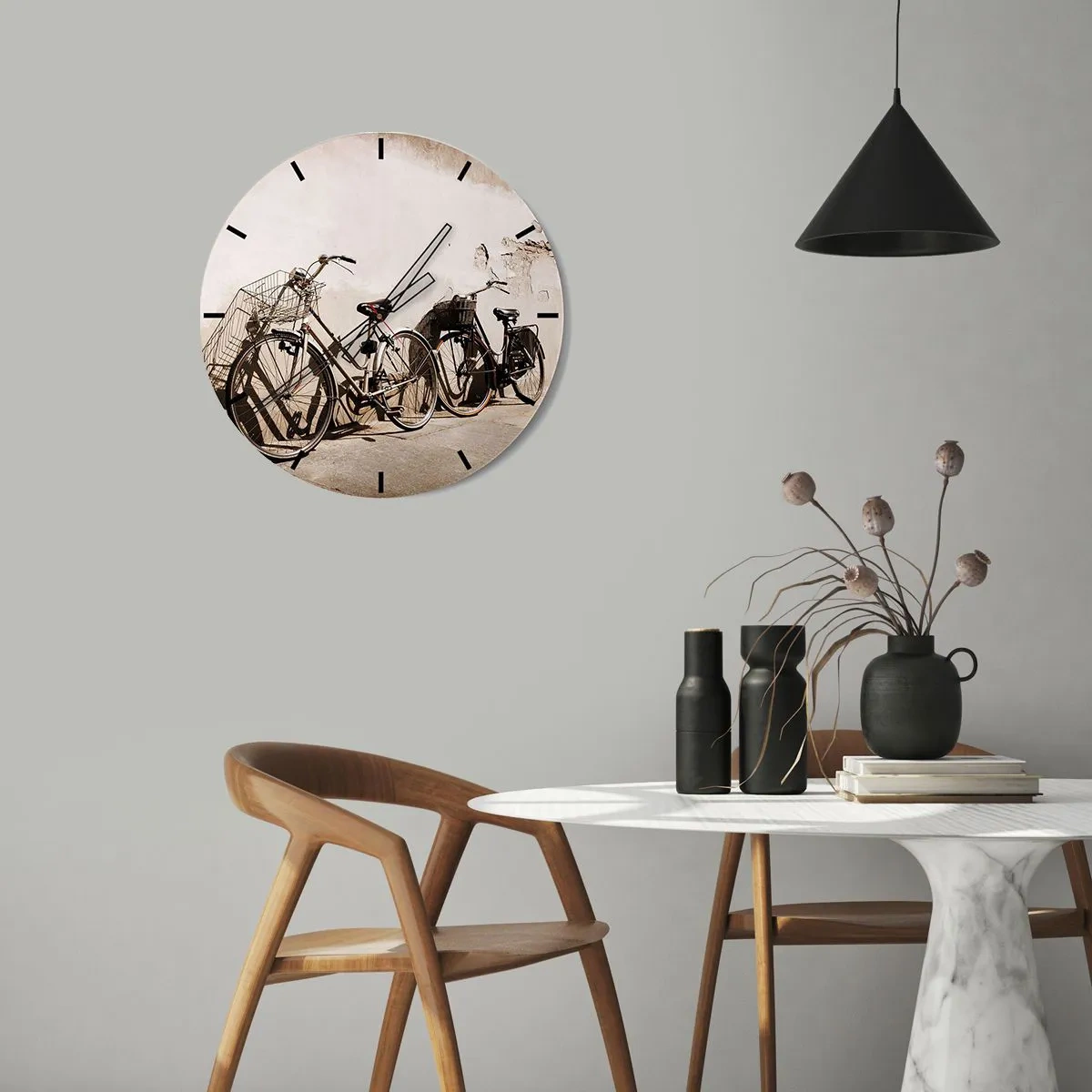 Wanduhr - Glasuhr - Fahrräder im Retro-Stil vor einer Wand - 30x30cm - Der unvergessliche Charme der Vergangenheit - Moderne Wanddekoration für Wohnzimmer, Küche und Schlafzimmer ARTTOR