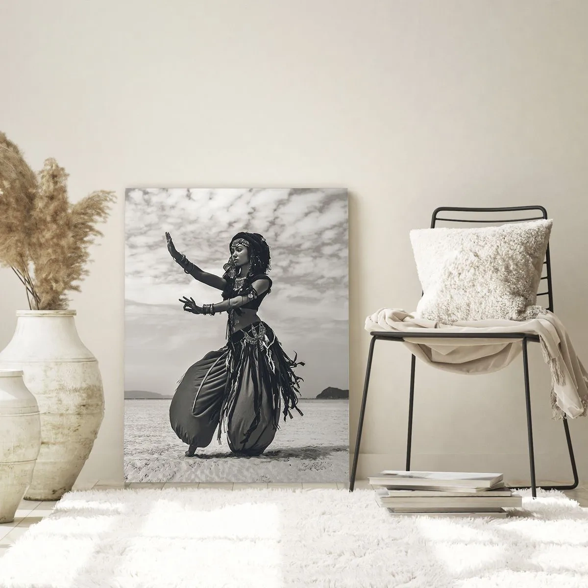 Glasbild - Bild auf glas - Schwarz-Weiß-Fotografie einer Tänzerin in der Wüste - 50x70cm - Der Tanz der südlichen Inseln - Moderne Wanddekoration für Wohnzimmer und Schlafzimmer ARTTOR