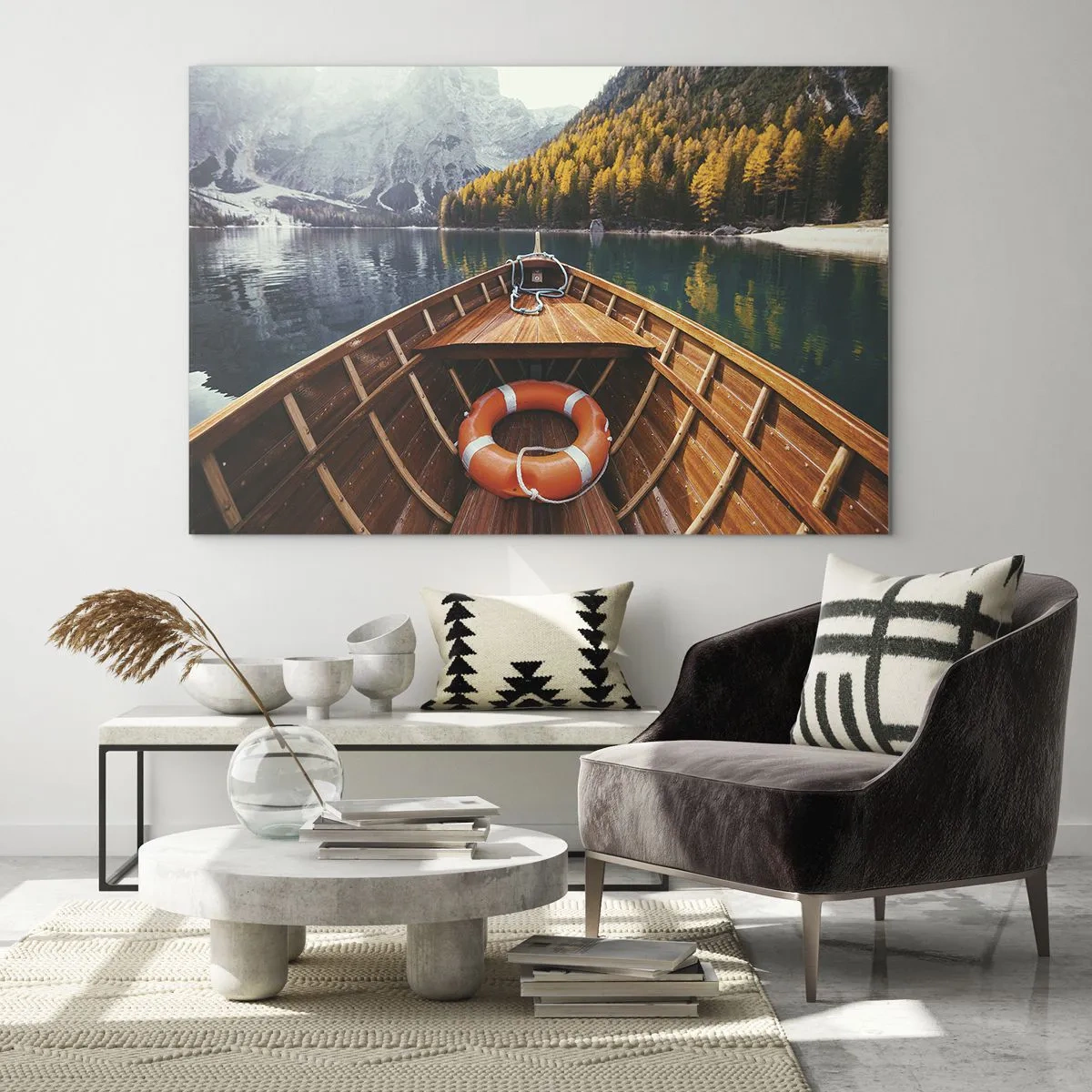 Glasbild - Bild auf glas - Blick von einem Holzboot auf einen Bergsee und einen herbstlichen Wald - 70x50cm - Bergreise - Moderne Wanddekoration für Wohnzimmer und Schlafzimmer ARTTOR