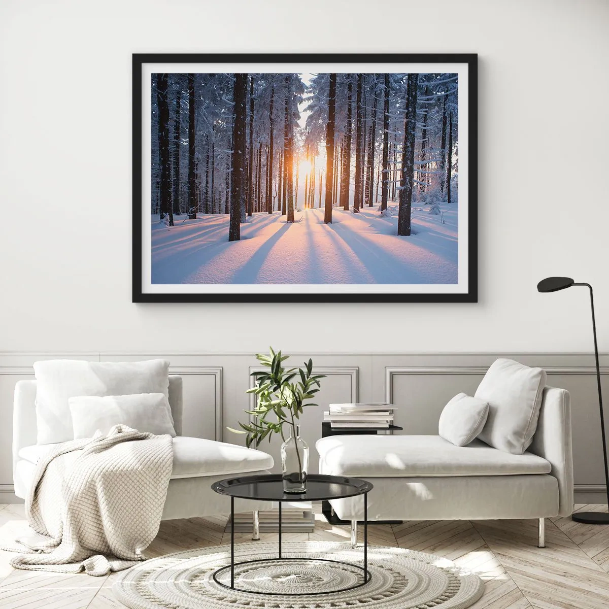 Poster in einem schwarzem Rahmen - Winterwald, beleuchtet von den Sonnenstrahlen - 70x50cm - Ganz klar schwarz auf weiß - Moderne Wanddekoration für Wohnzimmer und Schlafzimmer ARTTOR