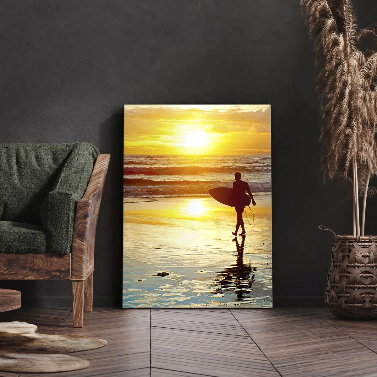 Bild auf Leinwand - Leinwandbild - Ein Surfer geht bei Sonnenuntergang mit einem Brett in der Hand am Strand spazieren. - 50x70cm - Die Rückkehr des Kriegers - Moderne Wanddekoration für Wohnzimmer und Schlafzimmer ARTTOR