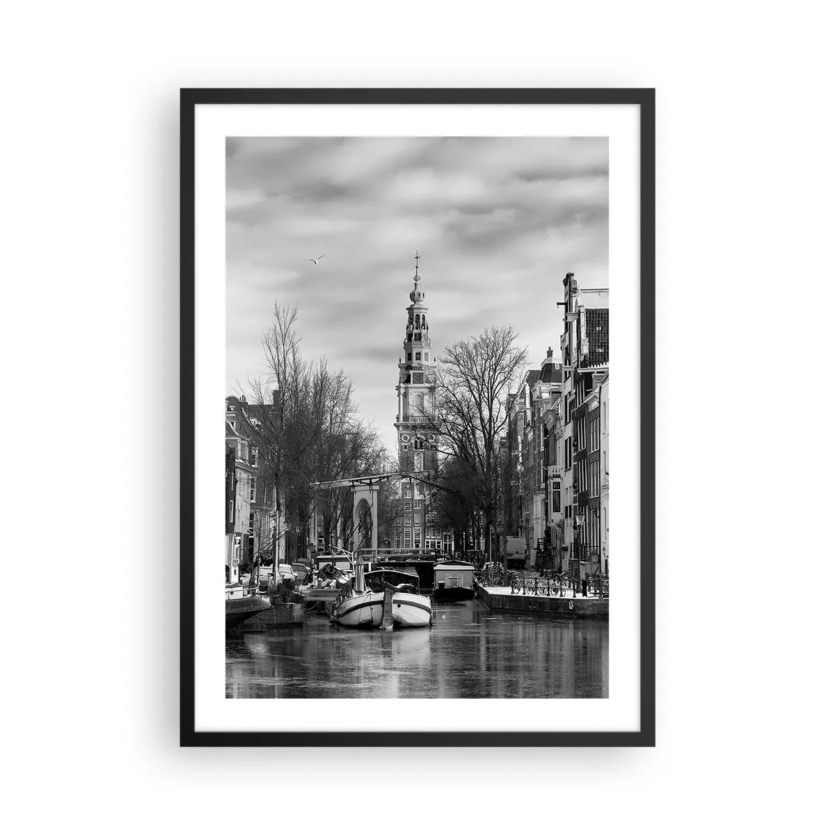 Poster in einem schwarzem Rahmen - Eine Schwarzweißansicht des Kanals mit einem historischen Turm im Hintergrund. - 50x70cm - Amsterdamer Atmosphäre - Moderne Wanddekoration für Wohnzimmer und Schlafzimmer ARTTOR